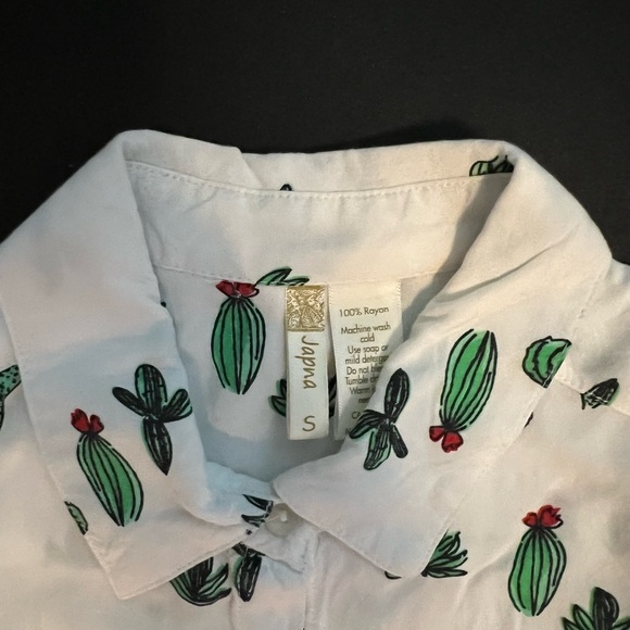 Sleeveless Button Up Shirt - Picture 2 of 2